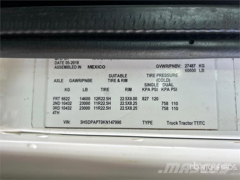 International HX520 6x4 T/A Sleeper Truck Tractor 牵引车