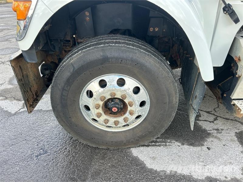 International HX520 6x4 T/A Sleeper Truck Tractor 牵引车