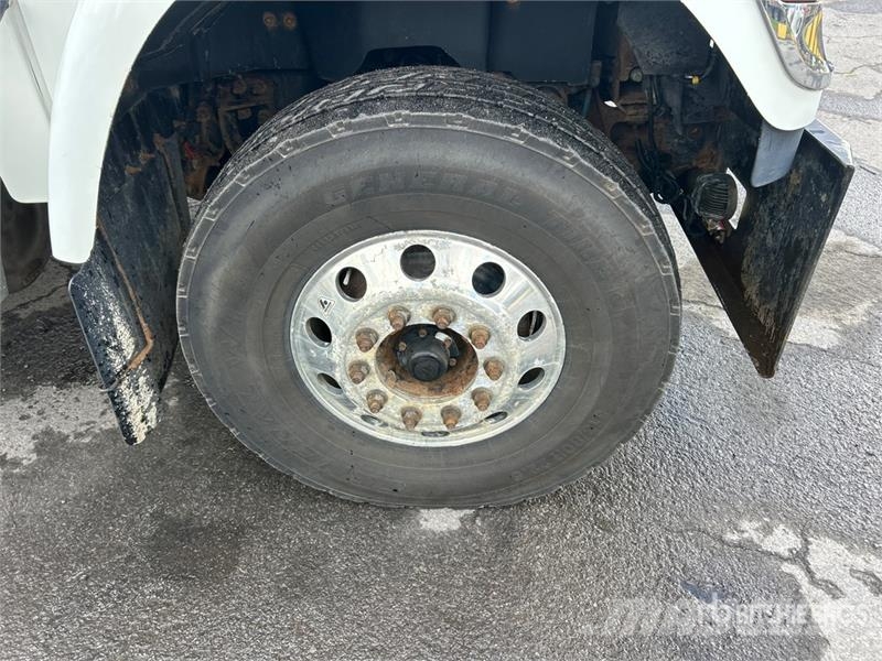 International HX520 6x4 T/A Sleeper Truck Tractor 牵引车