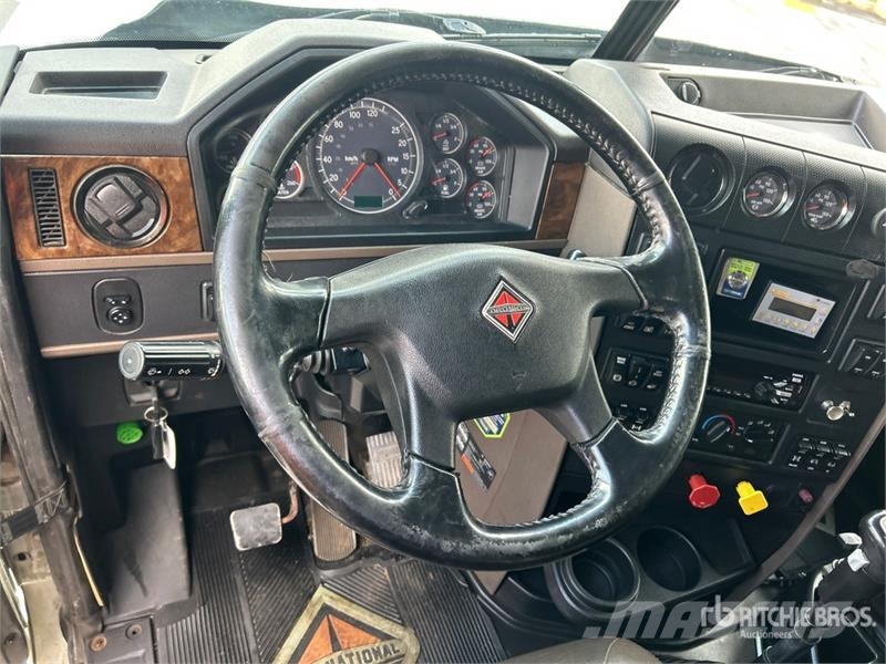 International HX520 6x4 T/A Sleeper Truck Tractor 牵引车