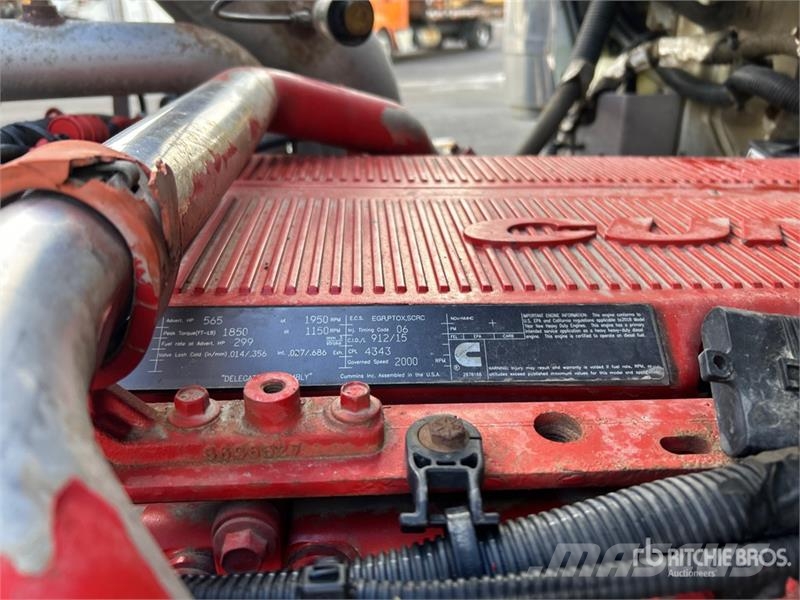 International HX520 6x4 T/A Sleeper Truck Tractor 牵引车