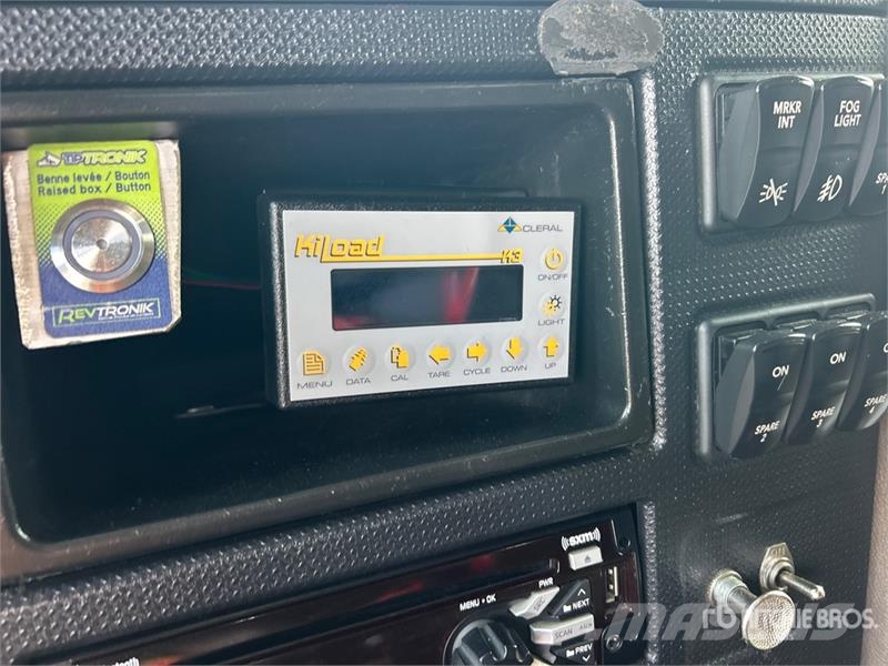 International HX520 6x4 T/A Sleeper Truck Tractor 牵引车