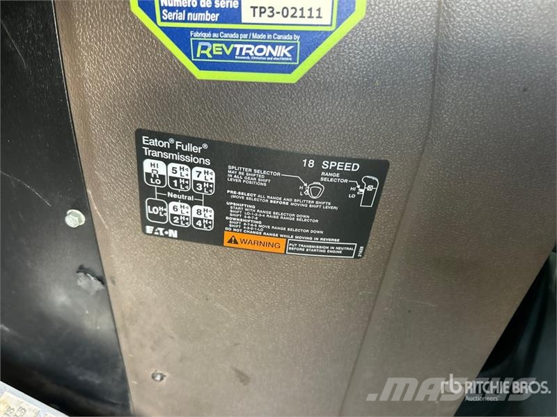 International HX520 6x4 T/A Sleeper Truck Tractor 牵引车