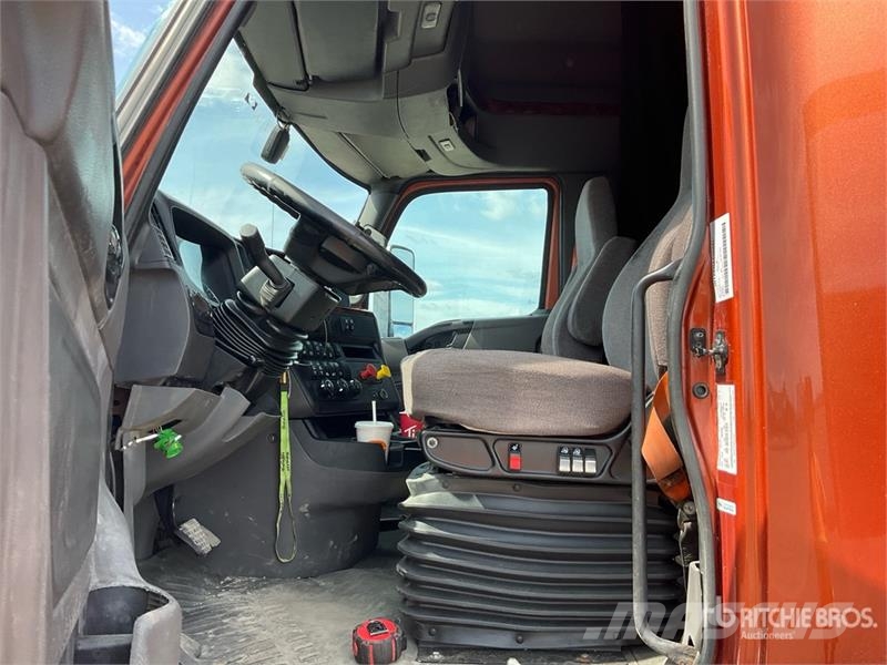International LT625 Tractor Units