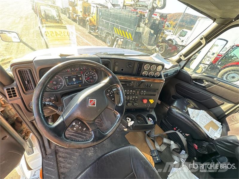 International LT625 Tractor Units