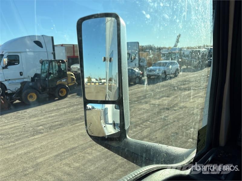 International LT625 Tractor Units