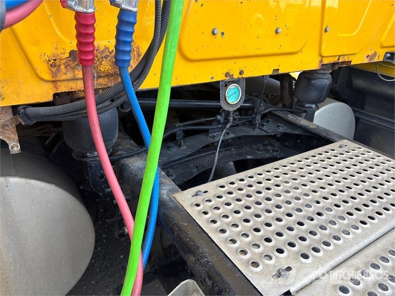 International LT625 Tractor Units