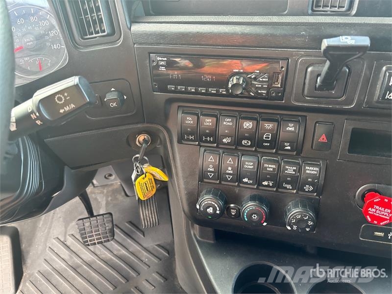 International LT625 Tractor Units