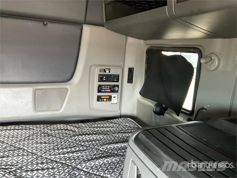 International LT625 Tractor Units