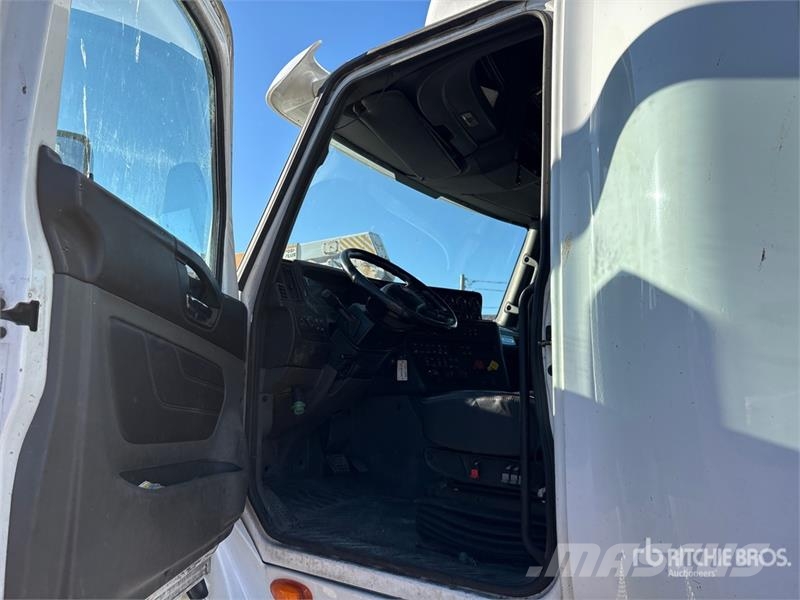 International LT625 Tractor Units