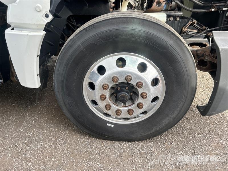 International LT625 6x4 T/A Day Cab Truck Tractor وحدات الجر