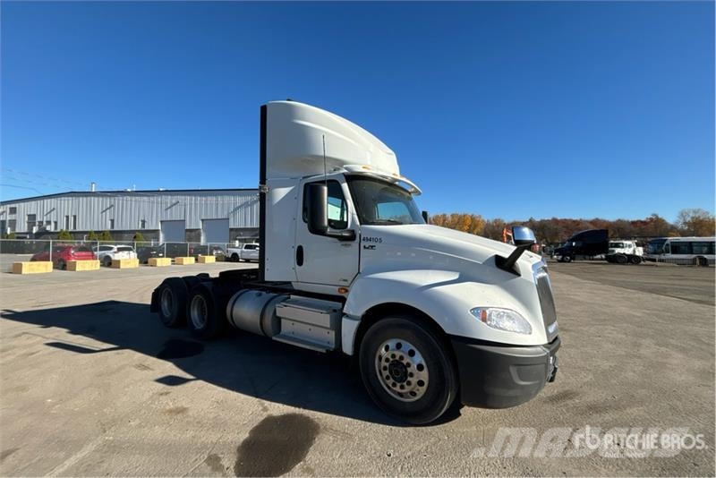 International LT625 6x4 T/A Day Cab Truck Tractor Vetopöytäautot