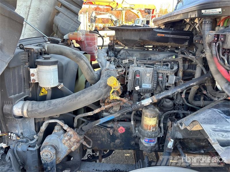 International LT625 6x4 T/A Day Cab Truck Tractor Тягачі