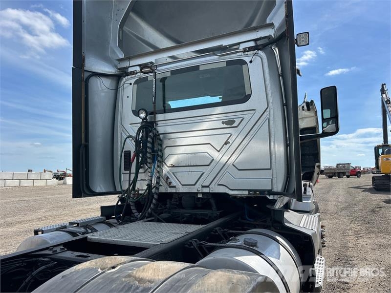 International LT625 6x4 T/A Day Cab Truck Tractor Tracteur routier