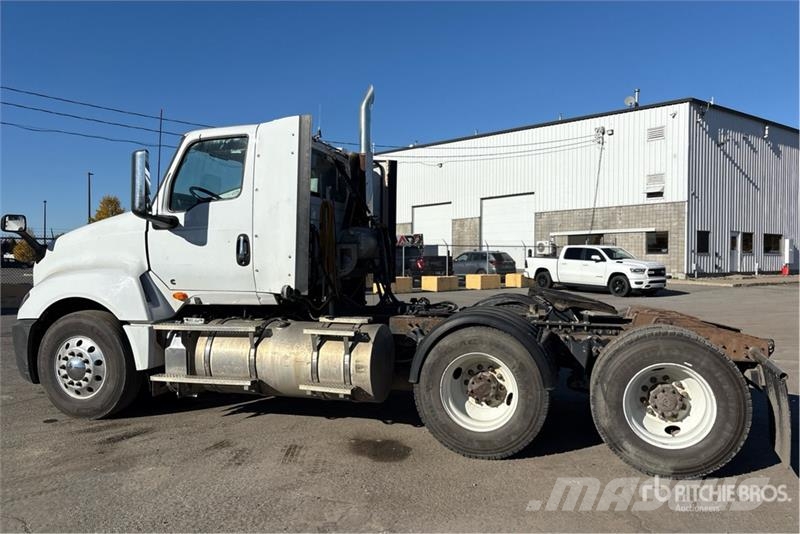 International LT625 6x4 T/A Day Cab Truck Tractor Vetopöytäautot