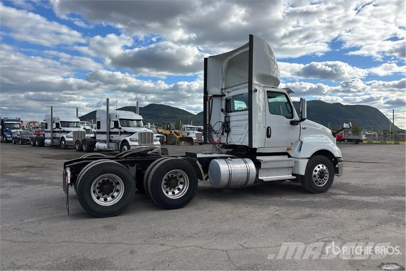 International LT625 6x4 T/A Day Cab Truck Tractor Vetopöytäautot