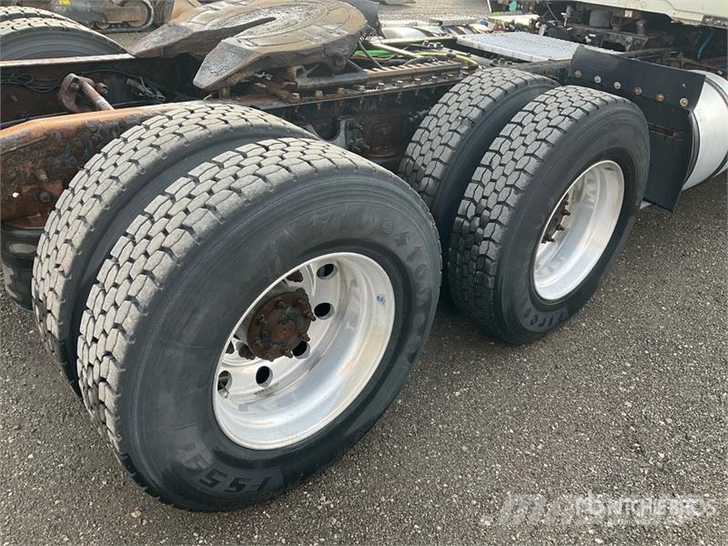 International LT625 6x4 T/A Day Cab Truck Tractor Тягачі