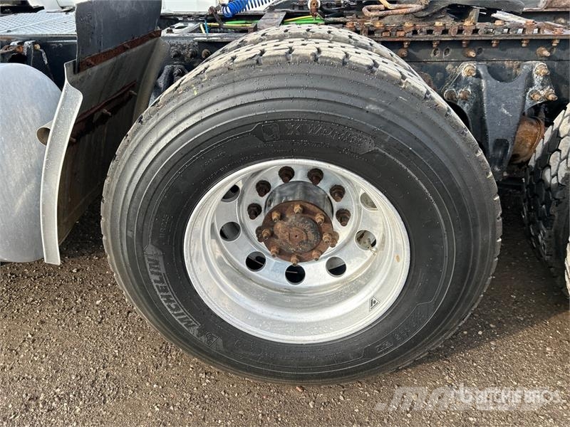 International LT625 6x4 T/A Day Cab Truck Tractor Ťahače