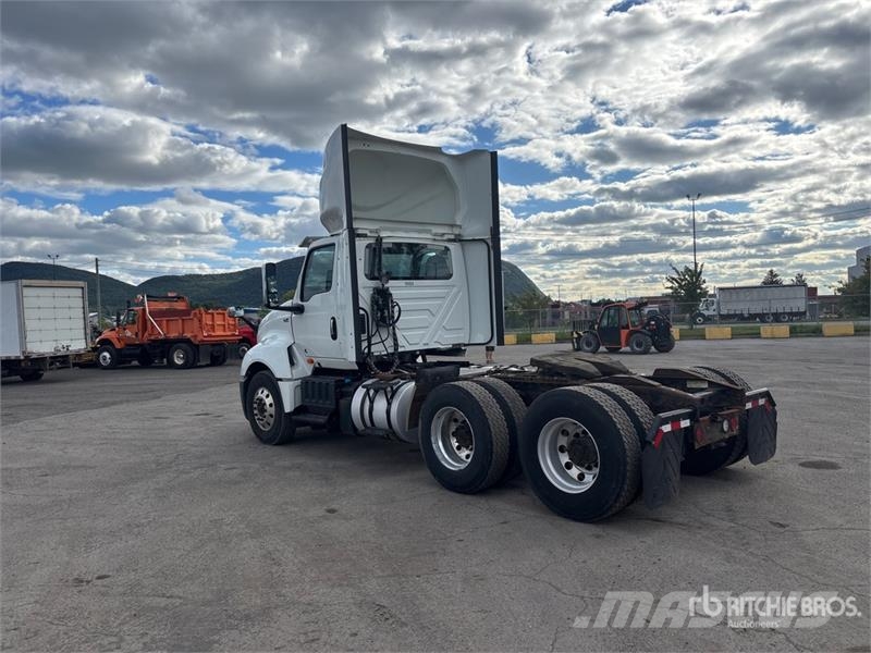 International LT625 6x4 T/A Day Cab Truck Tractor Vetopöytäautot