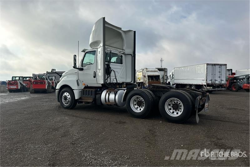 International LT625 6x4 T/A Day Cab Truck Tractor Ťahače
