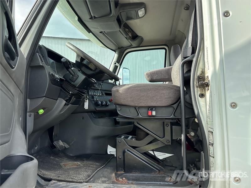 International LT625 6x4 T/A Day Cab Truck Tractor Vetopöytäautot