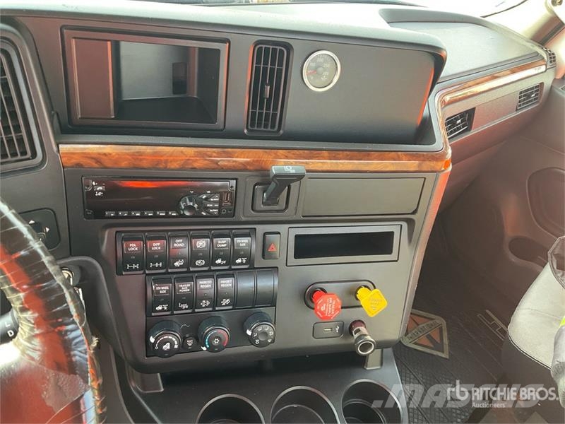International LT625 6x4 T/A Day Cab Truck Tractor Тягачі