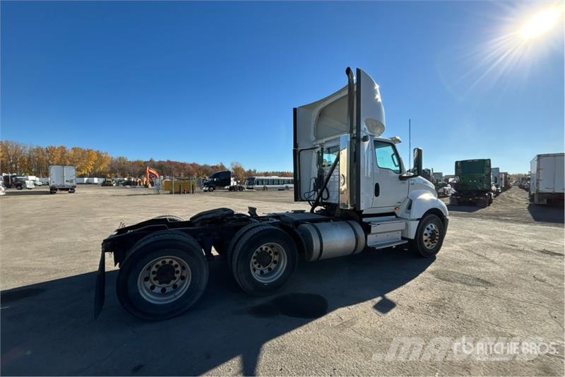 International LT625 6x4 T/A Day Cab Truck Tractor Vetopöytäautot