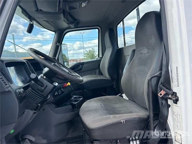 International LT625 6x4 T/A Day Cab Truck Tractor Vilcēji