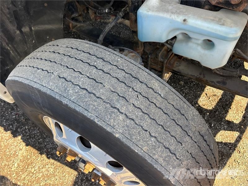 International LT625 6x4 T/A Day Cab Truck Tractor Седельные тягачи