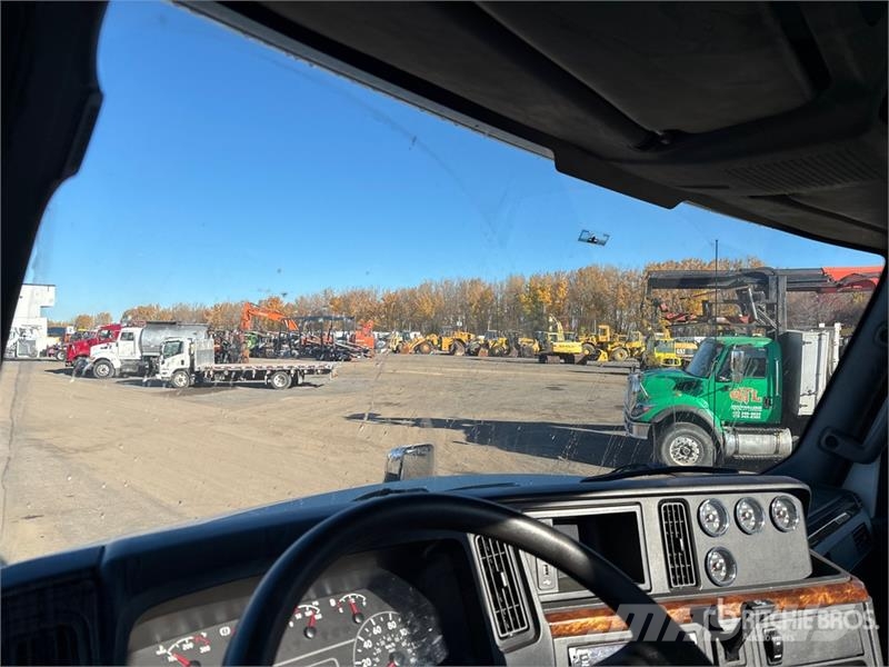 International LT625 6x4 T/A Day Cab Truck Tractor Vetopöytäautot