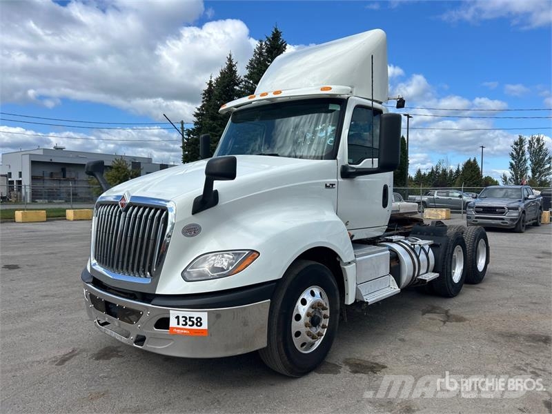 International LT625 6x4 T/A Day Cab Truck Tractor Vilcēji