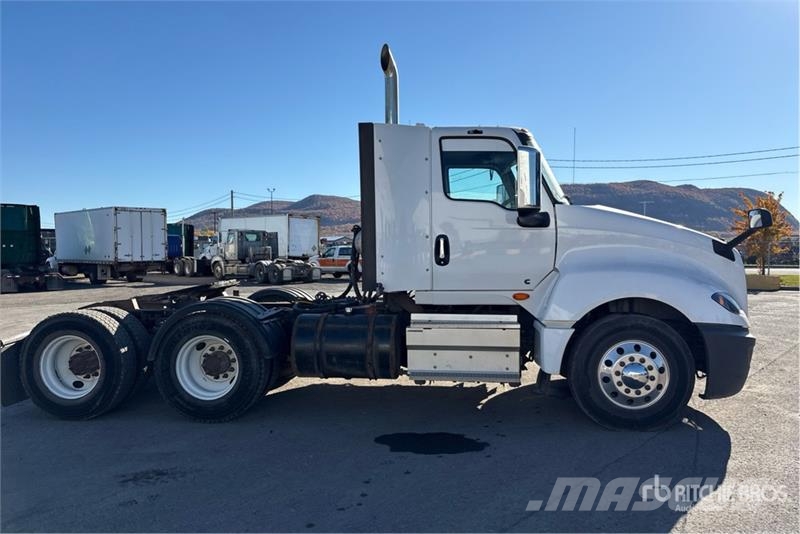 International LT625 6x4 T/A Day Cab Truck Tractor Vetopöytäautot