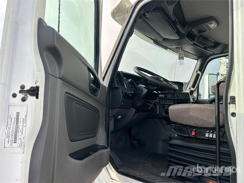 International LT625 6x4 T/A Day Cab Truck Tractor Ťahače