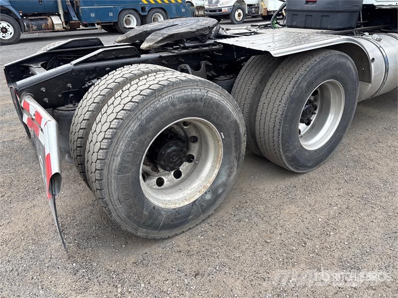 International LT625 6x4 T/A Day Cab Truck Tractor Vlačilci