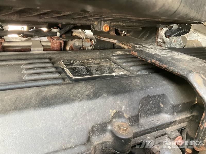 International LT625 6x4 T/A Day Cab Truck Tractor Тягачі