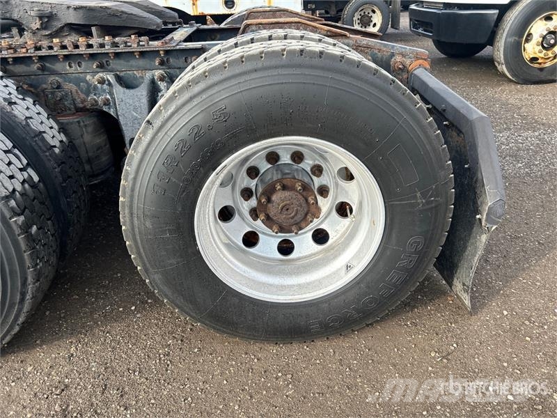 International LT625 6x4 T/A Day Cab Truck Tractor Ťahače