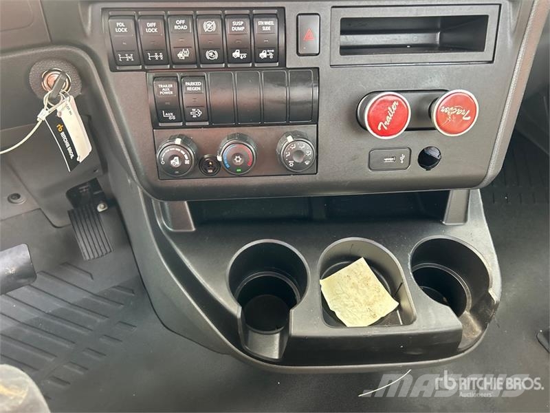 International LT625 6x4 T/A Day Cab Truck Tractor Ťahače