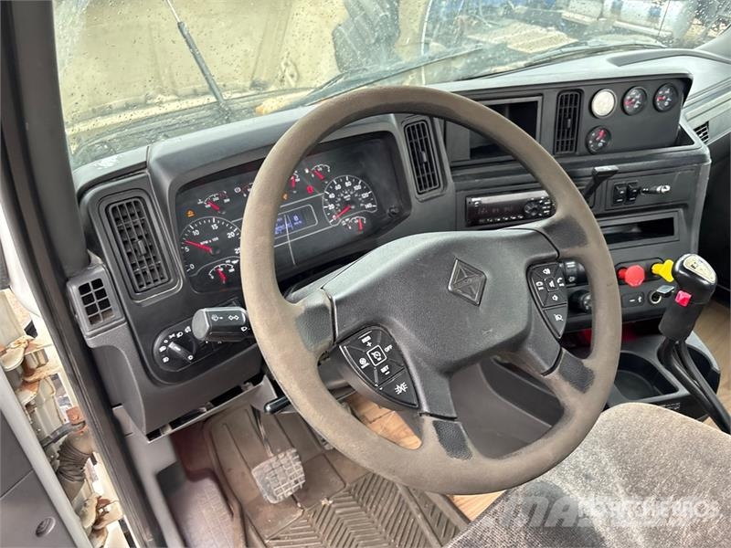 International LT625 6x4 T/A Day Cab Truck Tractor Vlačilci