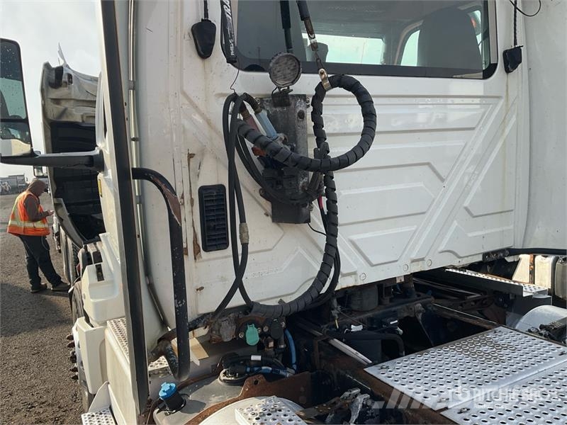International LT625 6x4 T/A Day Cab Truck Tractor Тягачі
