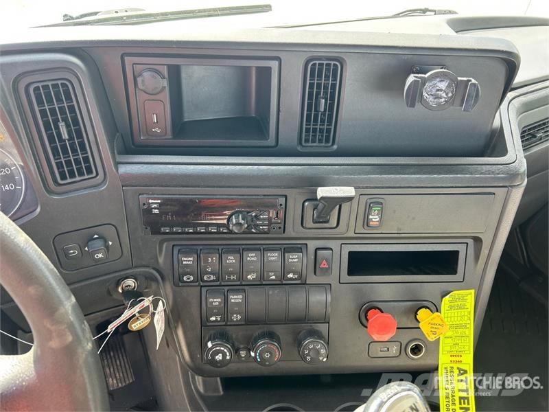 International LT625 6x4 T/A Day Cab Truck Tractor Седельные тягачи
