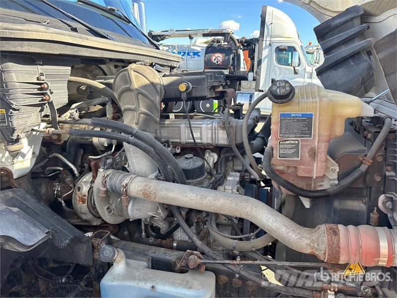 International LT625 6x4 T/A Day Cab Truck Tractor Седельные тягачи