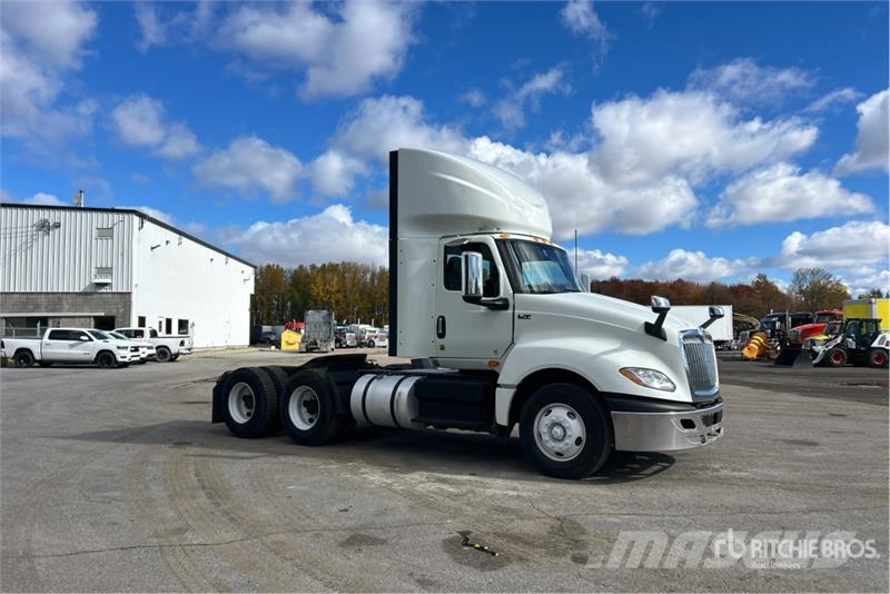International LT625 6x4 T/A Day Cab Truck Tractor Седельные тягачи