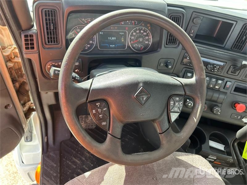 International LT625 6x4 T/A Day Cab Truck Tractor Седельные тягачи