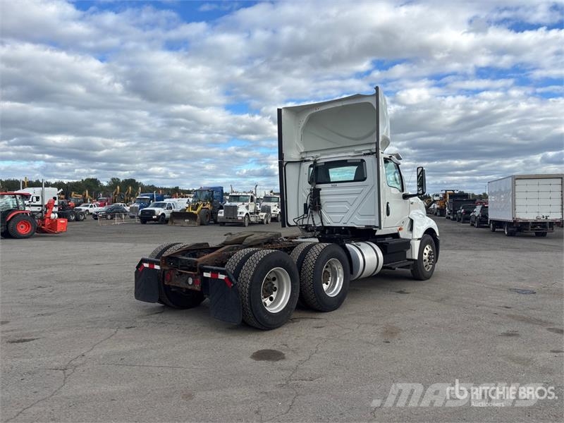 International LT625 6x4 T/A Day Cab Truck Tractor Vetopöytäautot