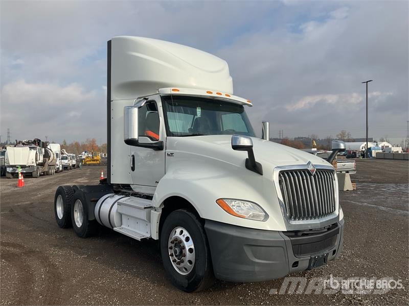 International LT625 6x4 T/A Day Cab Truck Tractor Тягачі