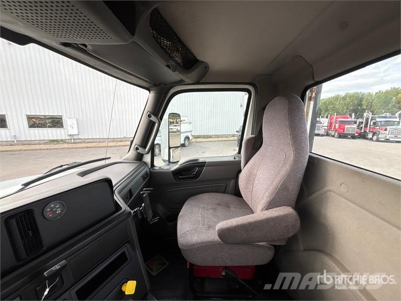 International LT625 6x4 T/A Day Cab Truck Tractor Vetopöytäautot