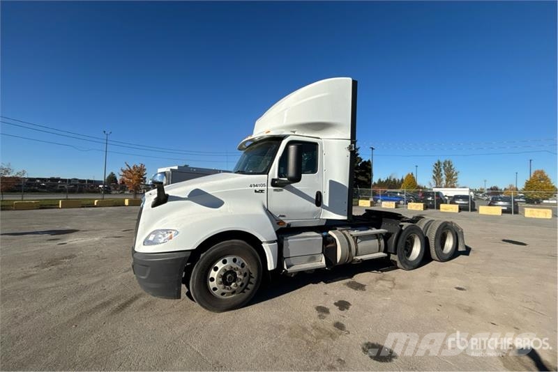 International LT625 6x4 T/A Day Cab Truck Tractor Vetopöytäautot