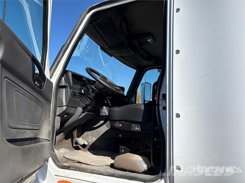 International LT625 6x4 T/A Day Cab Truck Tractor Trækkere