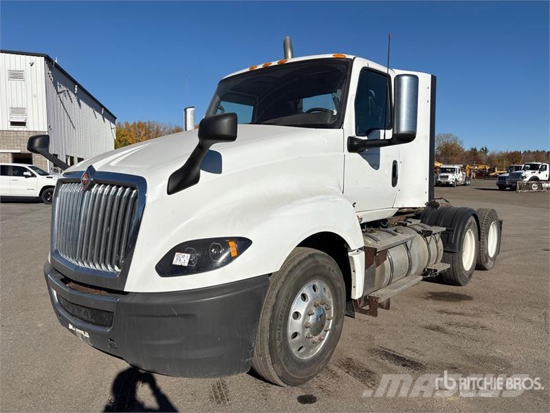International LT625 6x4 T/A Day Cab Truck Tractor Vetopöytäautot