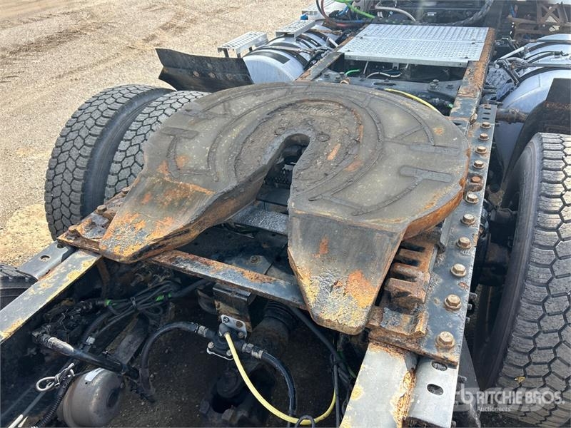 International LT625 6x4 T/A Day Cab Truck Tractor Vilcēji